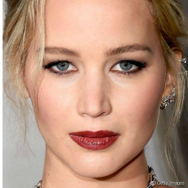 Jennifer Lawrence surgiu elegante e glamourosa no tapete vermelho da premi?re do filme 